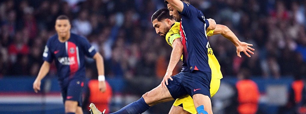 Dortmunds Emre Can und Goncalo Ramos (vorne) von Paris k&auml;mpfen um den Ball. - &copy; Robert Michael/dpa