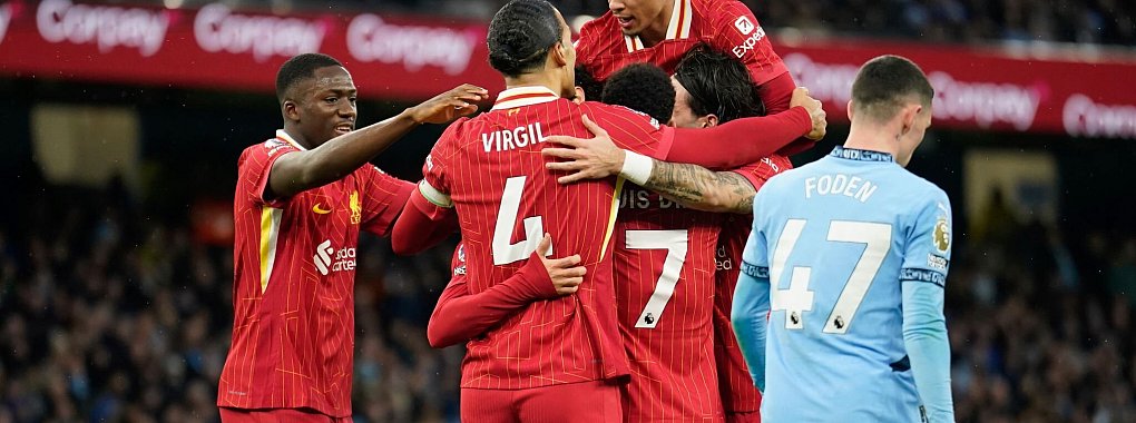 Spieler des FC Liverpool jubeln über das Tor zum 0:1. - © Dave Thompson/AP/dpa