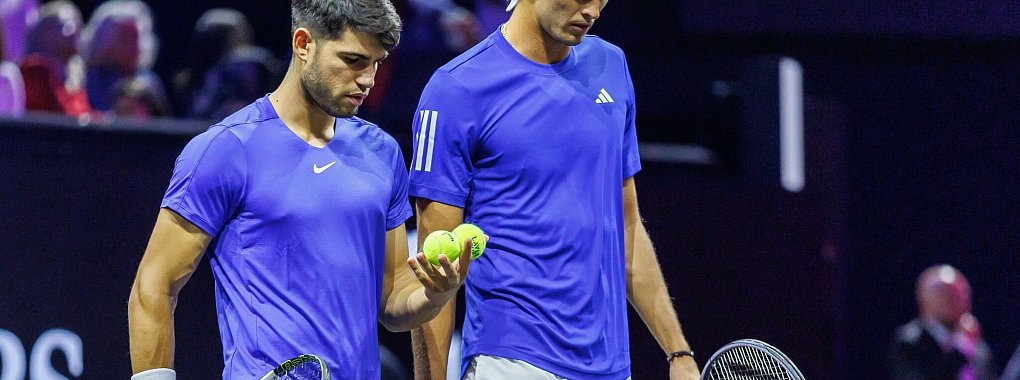 Die Tennisstars Alexander Zverev und Carlos Alcaraz kritisieren die lange Saison. - © Andreas Gora/dpa