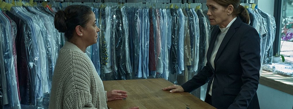 Alice K&ouml;nig (Anja Kling, r.) besucht Haifa Abdallah (Inaam Wali-Al Battat, l.) in der W&auml;scherei. - &copy; Thomas Leidig/ZDF/dpa