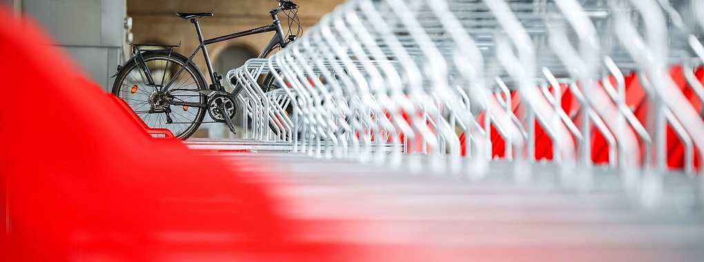 Viele Bike+Ride-Anlagen sind gut erreichbar und wenig ausgelastet, doch oft mangelt es an &Uuml;berdachungen, Ladem&ouml;glichkeiten f&uuml;r E-Bikes und abschlie&szlig;baren Fahrradgaragen, wie ein ADAC-Test an Bahnh&ouml;fen in zehn deutschen Gro&szlig;st&auml;dten ergab. - &copy; Jan Woitas/dpa/dpa-tmn