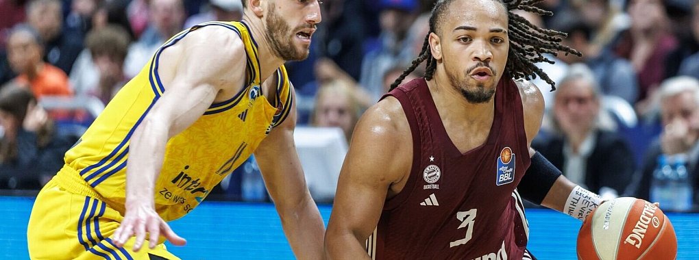 Carsen Edwards (r) und der FC Bayern München gewannen in Berlin Spiel drei der Finalserie. - © Andreas Gora/dpa