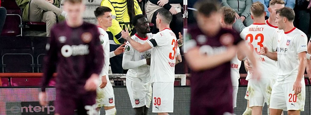 Sirlord Conteh (3. v. l.) traf für Heidenheim zur Führung bei Heart of Midlothian. - © Jane Barlow/PA Wire/dpa