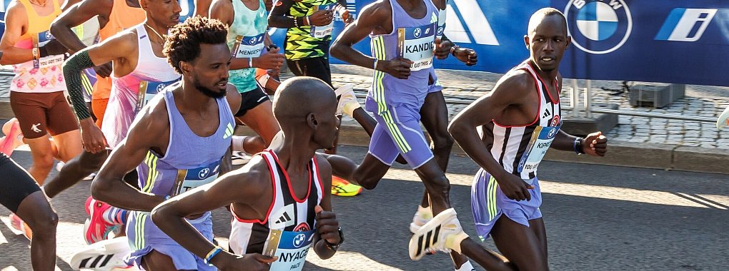 Langstreckenläufer Kibiwott Kandie aus Kenia (3. v. r.) ist wegen eines Doping-Verstoßes suspendiert worden. - © Andreas Gora/dpa