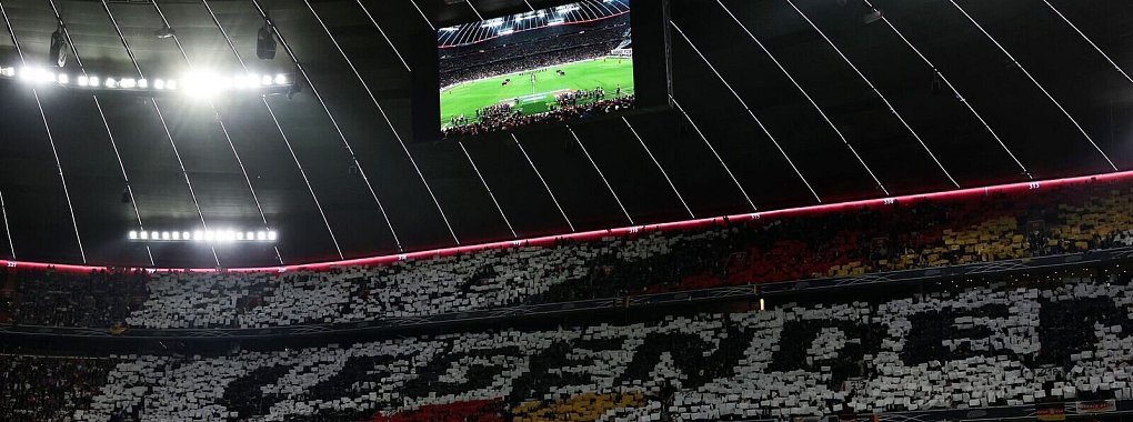 Die Fans verabschiedeten die Ex-Nationalspieler als «Legenden». - © Christian Charisius/dpa