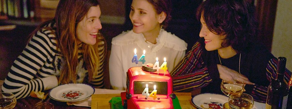 Die Drillinge George (Val&eacute;rie Donzelli, l-r) Manu (Virginie Ledoyen) und Gaby (Clotilde Hesme) feiern ihren 44. Geburtstag. - &copy; Manuel Moutier/Arte France/dpa
