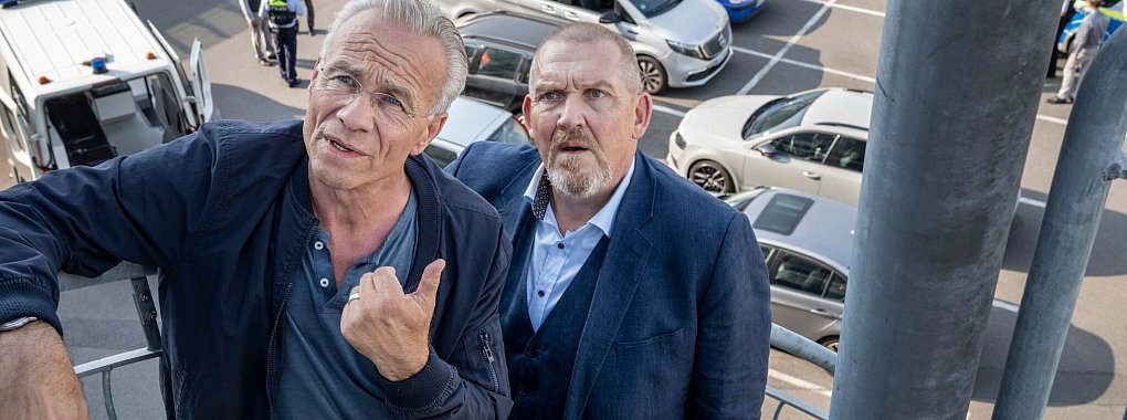 Die Kommissare Max Ballauf (Klaus J. Behrendt) und Freddy Schenk (Dietmar B&auml;r, r) sind fassungslos. - &copy; Thomas Kost/WDR/Bavaria Fiction GmbH/dpa