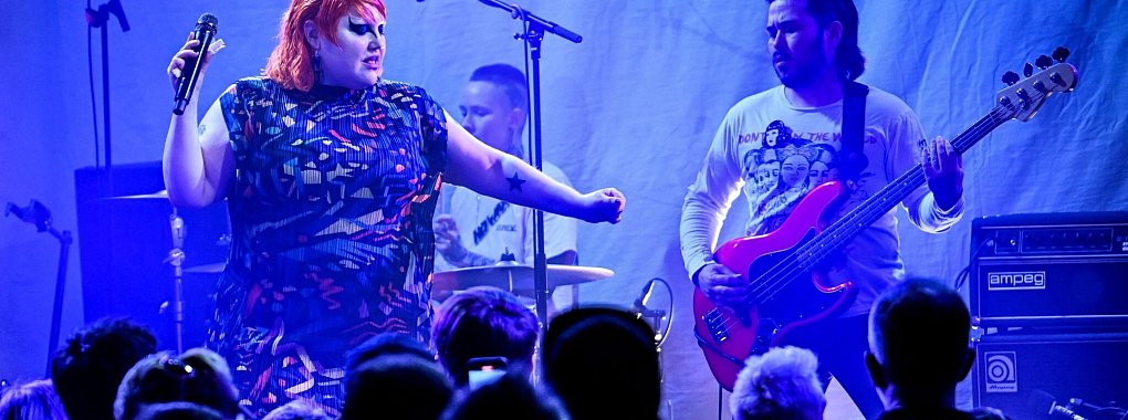 US-S&auml;ngerin Beth Ditto und Bassist Ted Kwo in Berlin auf der B&uuml;hne. - &copy; Britta Pedersen/dpa