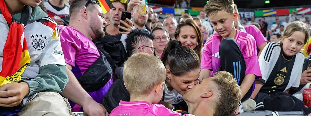 Für Joshua Kimmich hat sich mit seiner Familie der Blick auf den Fußball verändert. - © Christian Charisius/dpa