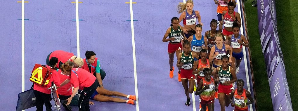Alessia Zarbo wird w&auml;hrend des Finals &uuml;ber 10.000 Meter behandelt. - &copy; David J. Phillip/AP/dpa