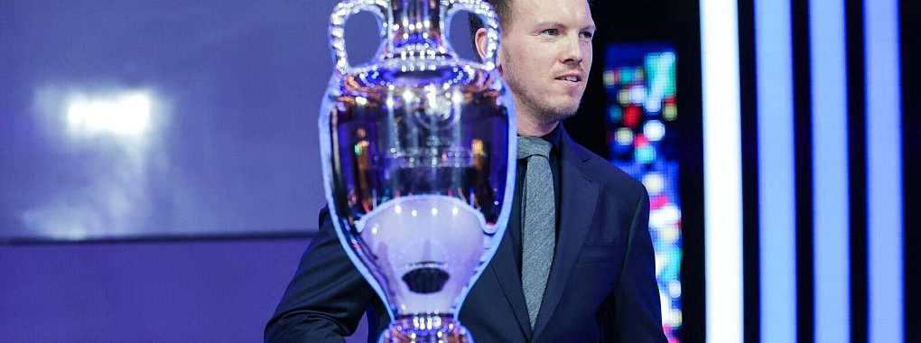 Bundestrainer Julian Nagelsmann mit dem EM-Pokal bei der Gruppenauslosung. - © Christian Charisius/dpa