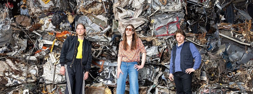 Die Mitglieder der Rockband Die Nerven mit Sänger und Gitarrist Max Rieger (l-r), Schlagzeuger Kevin Kuhn sowie Sänger und Bassist Julian Knoth (undatierte Aufnahme). - © David Spaeth/Glitterhouse Records/dpa