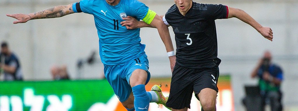 Israels Eden Karzev (l) wurde wegen einer Sympathiebekundung für sein Heimatland von seinem türkischen Club verliehen. - © Berney Ardov/dpa
