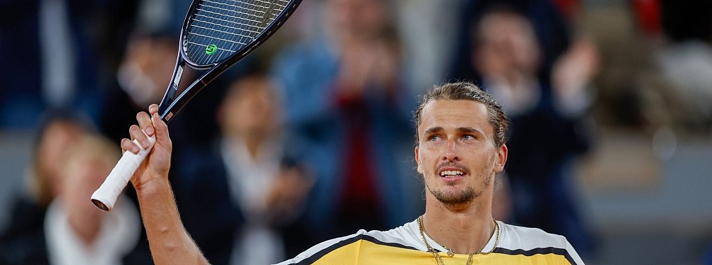 Der deutsche Alexander Zverev feiert seinen Sieg im Viertelfinale und zieht damit zum 4. Mal in Folge ins Halbfinale der French Open. - &copy; Jean-Francois Badias/AP/dpa