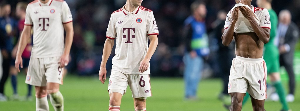 Frust nach dem 1:4 in Barcelona: Harry Kane (l-r), Joshua Kimmich und Kingsley Coman. - © Sven Hoppe/dpa