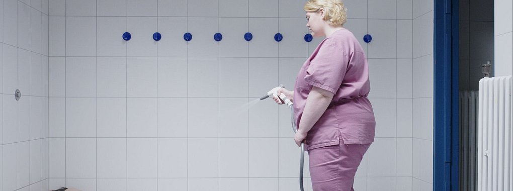 In dem neuen Liebesfilm &laquo;Touched&raquo; geht es um die Beziehung der Pflegerin Maria (Isold Halldorudottir, r) zu ihrem querschnittsgel&auml;hmten Patienten Mike (Stavros Zafeiris, l). - &copy; -/CologneCineCollective/dpa