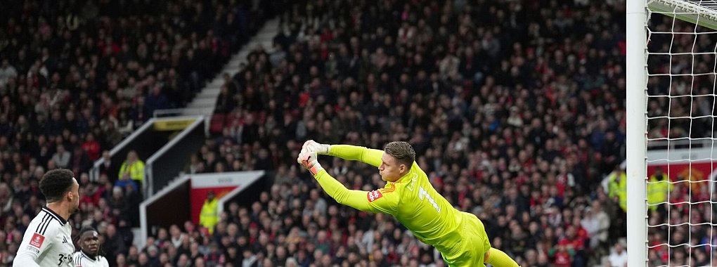 Der Held von Old Trafford: Dank Bernd Leno ist Fulham eine Runde weiter. - © Jon Super/AP/dpa