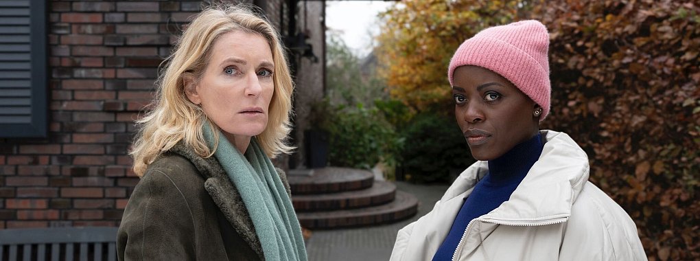 Die Kommissarinnen Charlotte Lindholm (Maria Furtwängler, l) und Anaïs Schmitz (Florence Kasumba). - © NDR/ARD/dpa