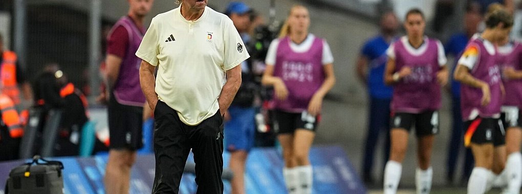Sieht USA und Spanien als Goldfavoriten: Bundestrainer Horst Hrubesch - © Daniel Cole/AP/dpa