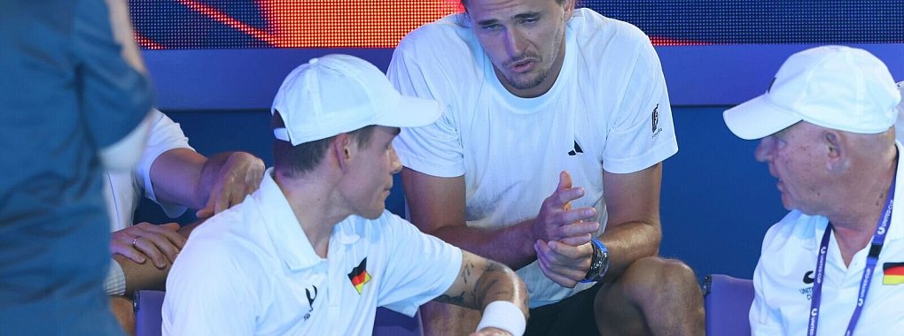 Alexander Zverev konnte wegen einer Verletzung beim Viertelfinale des United Cups nur zuschauen. - © Trevor Collens/AP/dpa