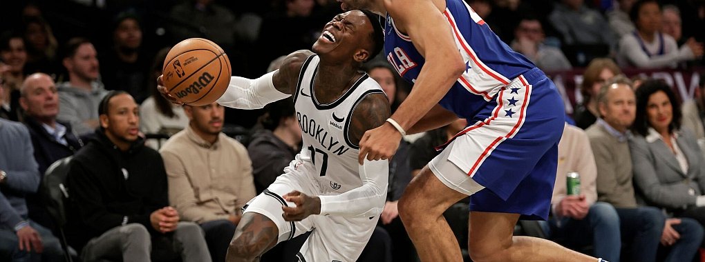 Dennis Schröder (l) kam gegen die 76ers auf 20 Punkte und 8 Vorlagen. - © Adam Hunger/AP/dpa