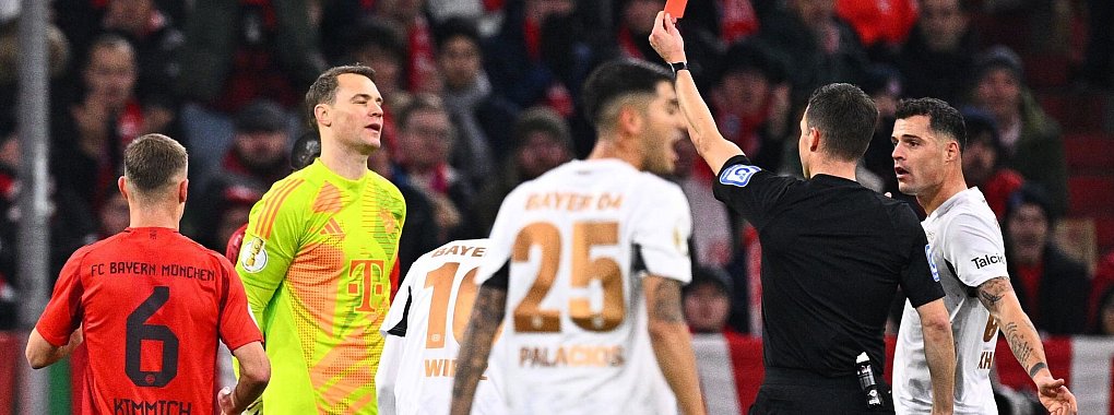Manuel Neuer (2.v.l.) sieht die erste Rote Karte seiner Karriere. - © Tom Weller/dpa