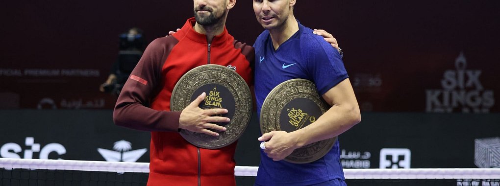 Novak Djokovic (l) und Rafael Nadal liefern den Tennisfans beim Six Kings Slam ein weiteres Duell - mit besserem Ende für Djokovic. - © Luo Chen/XinHua/dpa