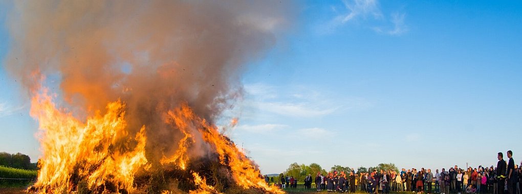 So wie hier in Ahmsen ziehen Osterfeuer in ganz Lippe die Besucher an. - © Feuerwehr Bad Salzuflen