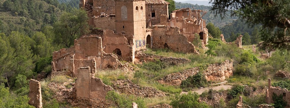 Die prominente Lage auf einem Hügel bewahrte den Ort auch nicht vor der Entvölkerung: Turruncún in der Provinz La Rioja. - © Andreas Drouve/dpa-tmn