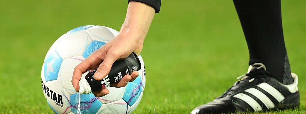 Das gab es in Spanien noch nie: Ein Club verklagt einen Schiedsrichter. - © Swen Pförtner/dpa