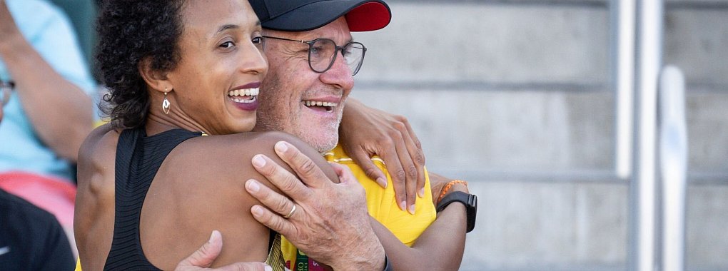 Weitspringerin Malaika Mihambo und ihr Trainer Ulli Knapp. - © Michael Kappeler/dpa