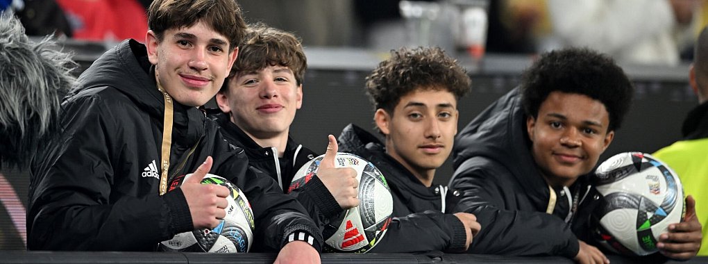 Balljunge Noel Urbaniak (l) hatte beim Länderspiel gegen Italien einen großen Auftritt. - © Fabian Strauch/dpa