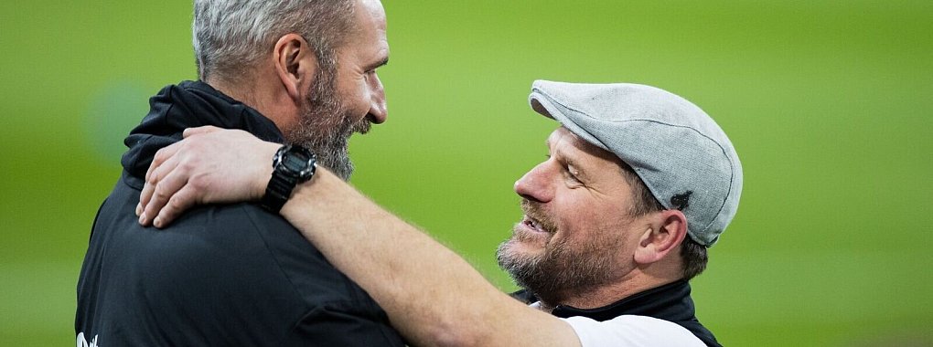 Der alte und der neue Coach des HSV: Tim Walter (l) und Steffen Baumgart. - © Rolf Vennenbernd/dpa