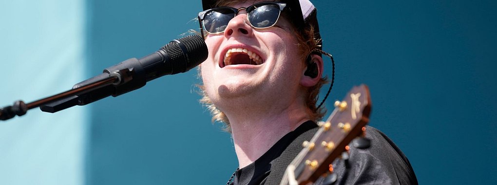 Der 33-jährige Superstar Ed Sheeran hat eine Joggerin mit einem Ständchen überrascht. - © Wilfredo Lee/AP/dpa