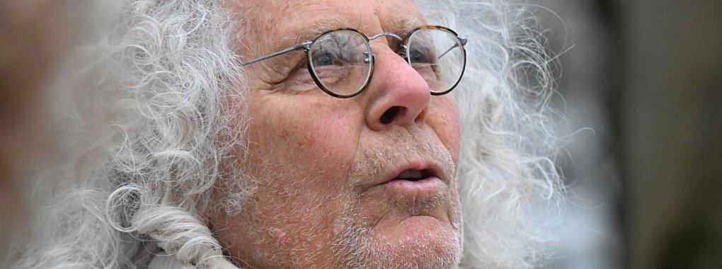 Der an Krebs erkrankte Rainer Langhans bereitet sich aufs Sterben vor. - © Felix Hörhager/dpa