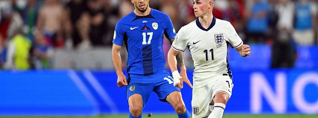 Phil Foden (r) hat das Traningscamp der Three Lions vorübergehend verlassen. - © Marius Becker/dpa