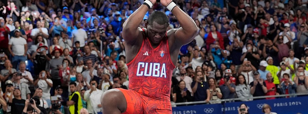 Holte zum Karriereende sein f&uuml;nftes Olympia-Gold: Ringer Mijain Lopez. - &copy; Eugene Hoshiko/AP/dpa