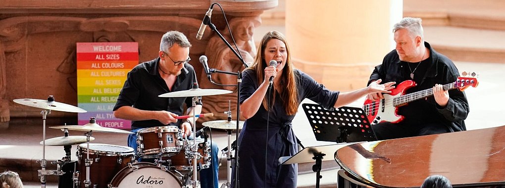 S&auml;ngerin Tine Wiechmann covert Taylor-Swift-Songs in der Kirche. - &copy; Uwe Anspach/dpa