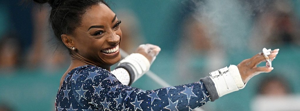 Freut sich &uuml;ber eine gelungene &Uuml;bung: Simone Biles. - &copy; Marijan Murat/dpa