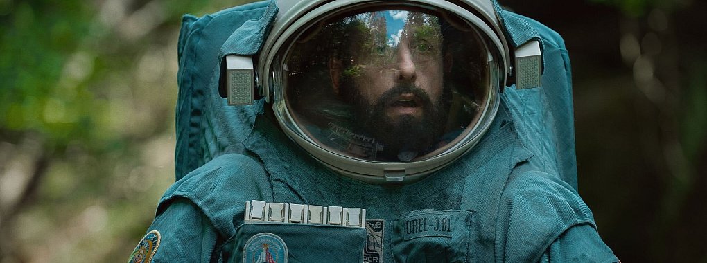 Adam Sandler als Kosmonaut Jakub in dem Netflixfilm &laquo;Spaceman&raquo;. - Cr. Courtesy/Netflix &copy; 2023/dpa