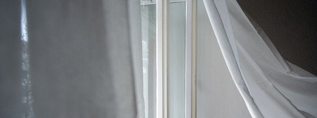 Frische Luft rein, feuchte Luft raus: Kurzes Querlüften ist der beste Weg, um Energie zu sparen und das Raumklima zu verbessern. - © Franziska Gabbert/dpa-tmn
