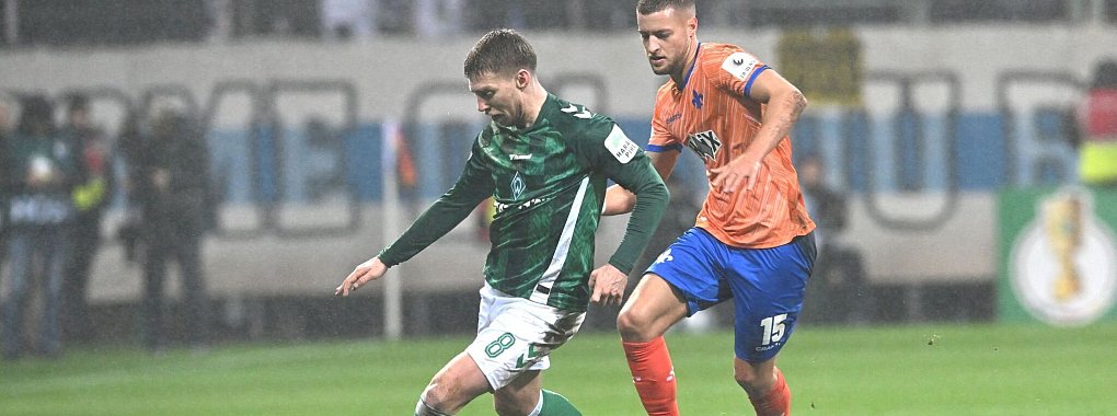 Werder und Mitchell Weiser (l) taten sich schwer gegen die Hessen. - © Carmen Jaspersen/dpa