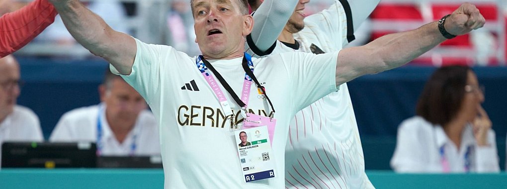 Bundestrainer Alfred Gislason bejubelt den starken Lauf der deutschen Handballer bei Olympia. - &copy; Marcus Brandt/dpa