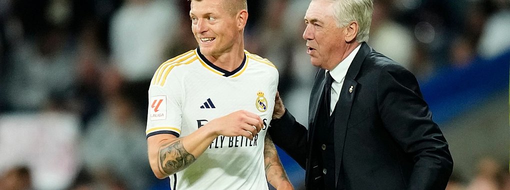 Real Madrids Cheftrainer Carlo Ancelotti h&auml;lt gro&szlig;e St&uuml;cke auf Toni Kroos. - &copy; Jose Breton/AP/dpa