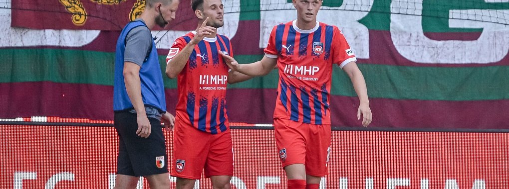 Torschützen unter sich: Heidenheims Léo Scienza (l.) und Paul Wanner. - © Harry Langer/dpa