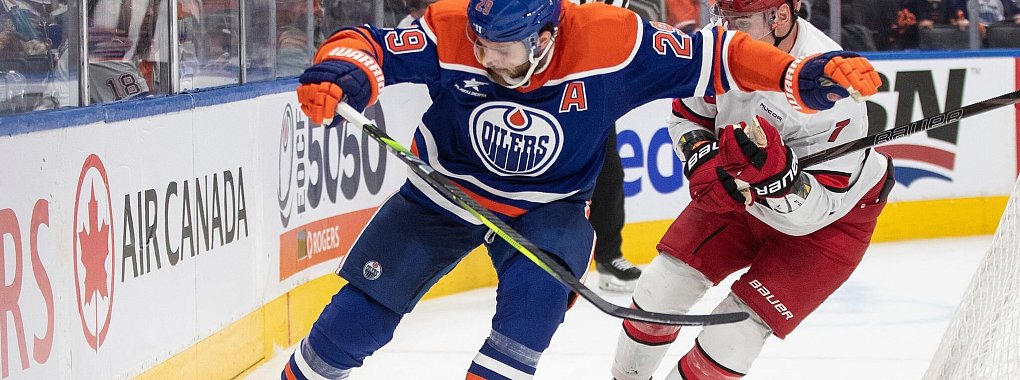 Leon Draisaitl (l) verliert mit Edmonton zum fünften Mal im siebten Spiel. - © JASON FRANSON/The Canadian Press/AP