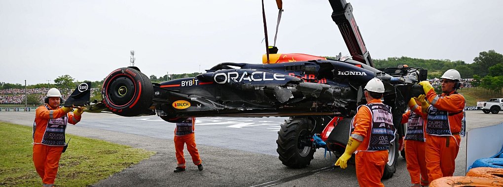 Der Red Bull von Sergo Pérez - demoliert und am Abschlepphaken. - © Balint Szentgallay/ZUMA Press Wire/dpa