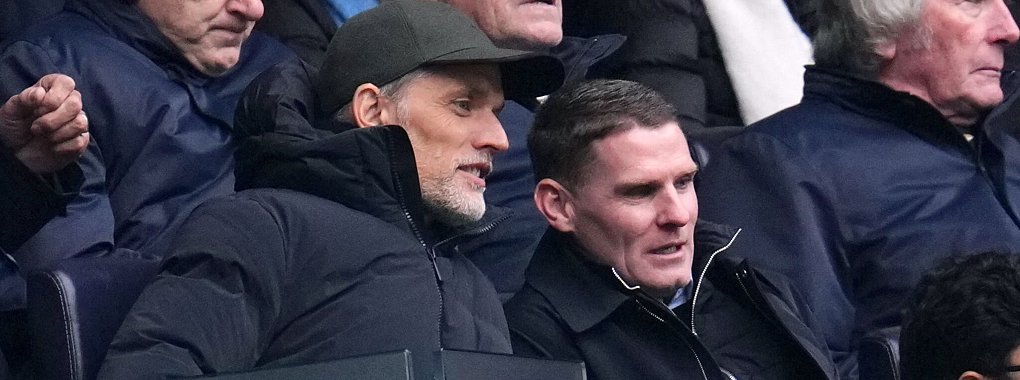 Thomas Tuchel (l) und sein Assistent Anthony Barry (r) verfolgen das Spiel von Tottenham gegen Newcastle. - © John Walton/PA Wire/dpa