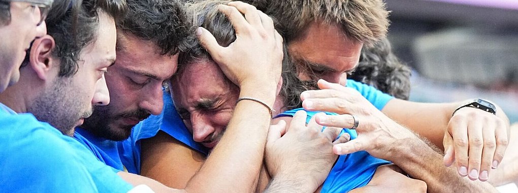 Der fr&uuml;h ausgeschiedene Tamberi wird getr&ouml;stet. - &copy; Michael Kappeler/dpa