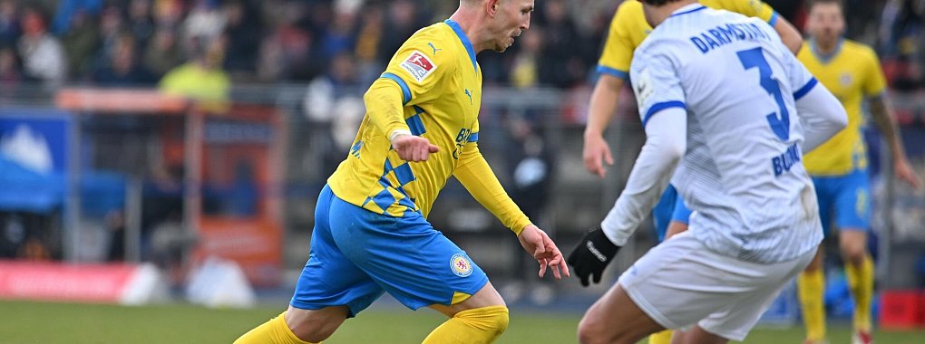 Braunschweigs Lino Tempelmann schießt das Tor zum 1:0. - © Swen Pförtner/dpa